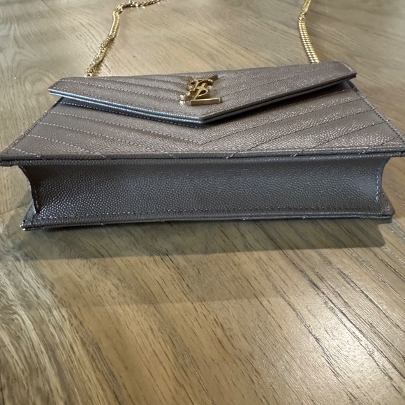 Yves Saint Laurent CASSANDRE ENVELOPE CHAIN WALLET IN GRAIN DE POUDRE LEATHER - Picture 5 of 13